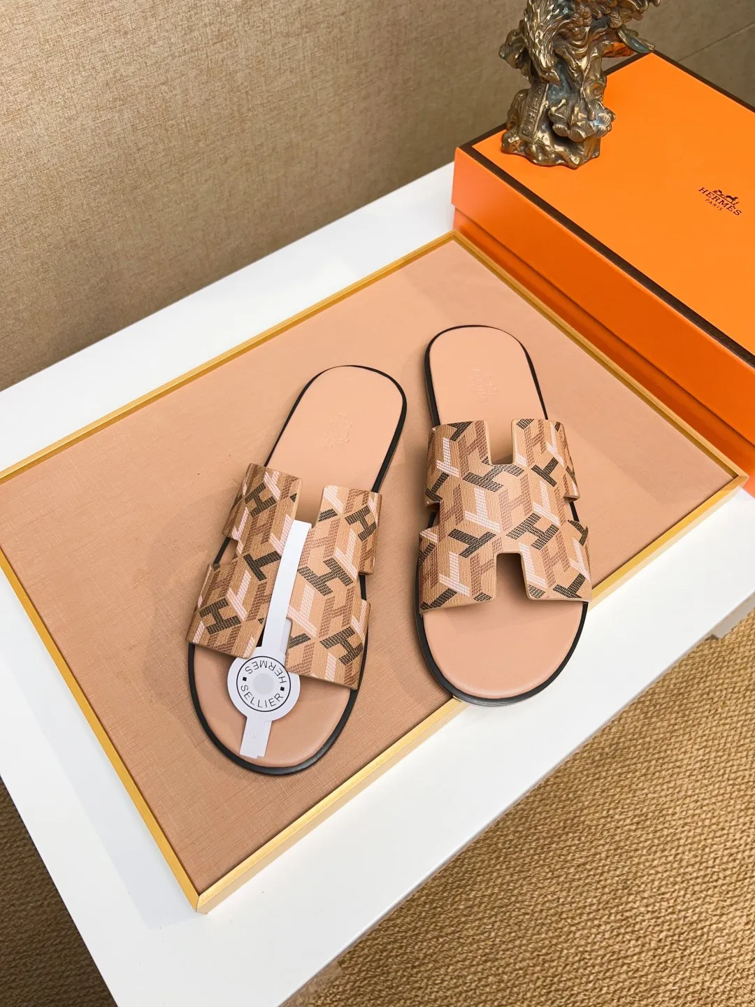 Men's clothing and shoes 💰280 💅💅💅 new arrival. Hermes Hermes official website latest counter synchronized new oran color leather H slippers, the original Paris version flew back to the original model and opened the mold to make it perfectly🍌The highest quality Sincerity, you can enter and leave the counter at will [Deyi] The upper is made of original customized  colored palm prints, crocodile print, ostrich print, colored cow leather, colored cow suede, 🤔 horse hair, 🥳 colored diamonds, 🥰 3D printing, and other genuine leather slippers, imported cow pattern foot pad lining, Italian  latest original genuine leather combination outsole Code number: 38-48 (customized at 46.47.48) Can be made into picture combination sole with genuine leather pattern and ordinary molded outsole